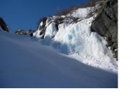 Canalino centrale con cascata di ghiaccio annessa
