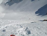 La discesa del secondo canalone, sopra il Lago Lungo, fatta scivolando seduti