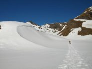 In avvicinamento a Corno Bussola, sullo sfondo