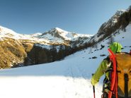 In cima alle piste da sci verso il traverso del Bieteron. Sullo sfondo Punta Valfredda (2942 m)