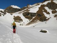 Lungo il vallone diversi pendii esposti al sole hanno già scaricato