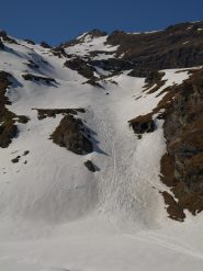 Il canalone sotto il Lago Lungo e dietro Corno Bussola (3023 m)