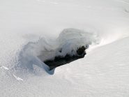 Il torrente di fondovalle scorre già con l'acqua di disgelo