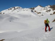 L'inizio del vallone dei laghi. Sullo sfondo all'estrema destra Corno Bussola, la nostra meta
