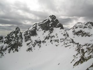 CORBORANT SOTTO UN CIELO PLUMBEO