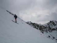 il pendio, dopo le barre rocciose, diventa più sostenuto 