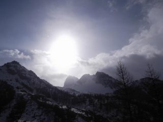 il sole fa capolino sopra la Meja