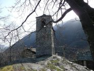 Campanile costruito su blocco di roccia