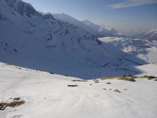 in salita seguiamo l'itinerario che parte da circa metà lago 