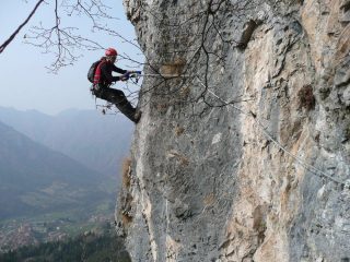 Sul traverso, in basso Lodrino e la Val Trompia