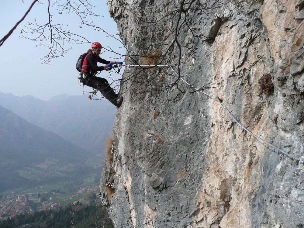 Sul traverso, in basso Lodrino e la Val Trompia