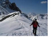 Carlo e Ale avanzano sul filo spartacque tra i due valloni...