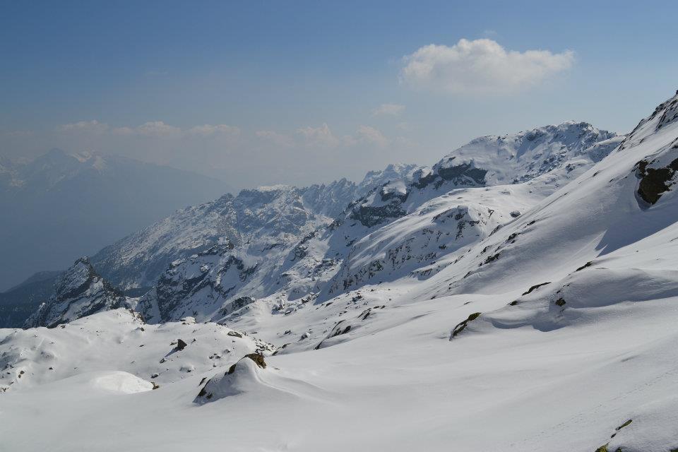 gli intonsi pendii circostanti
