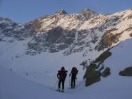 all'alba, eccola al di là del lago