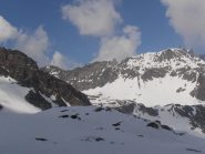 08 - ...c'è da fare ancora un lungo traverso per arrivare all'oratorio di Cuney - a centro foto -