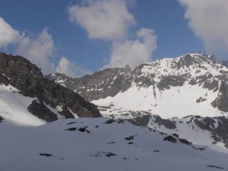 08 - ...c'è da fare ancora un lungo traverso per arrivare all'oratorio di Cuney - a centro foto -