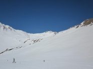 il bellissimo vallone di salita, al fondo la quota 3.092