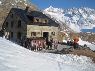 La Cabane de Chanrion, sullo sfondo la bella Becca di Epicoune