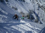 Due vanesi in posa nella strettoia. In discesa