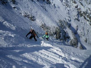Due vanesi in posa nella strettoia. In discesa