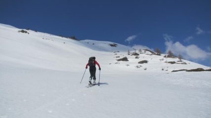 a sinistra, il magnifico pendio dell'anticima della Testa Cordella