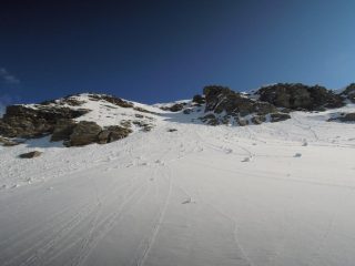 Il canale sotto la cima
