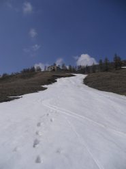ultime curve su una lingua di neve sotto l'alpe bruns