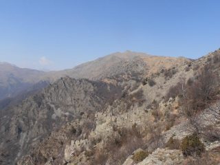 20 - Scendendo verso Fontana Barale, sguardo indietro verso la cima