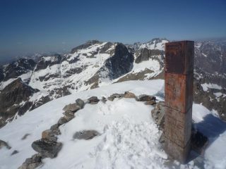 ...vetta raggiunta...uno sguardo verso il Gelas e Argentera