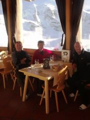 La cena del Rifugio con alle spalle la nostra montagna