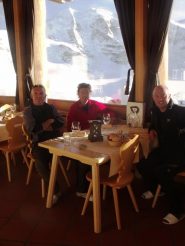 La cena del Rifugio con alle spalle la nostra montagna