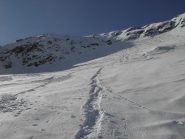 In discesa:croce a sx,passaggio a dx al centro delle roccette.