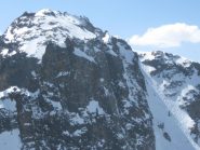 Il bel canalino risolutivo e la parte alta visti dal Becco Alto del Piz