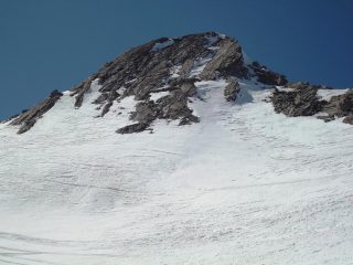 ecco la punta sbucando dal pendio