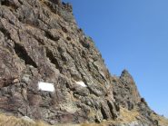 lapidi commemorative in discesa