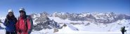 panorama verso il Bianco dalla vetta, in primo piano i miei compagni di gita...