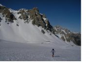 Salendo all'interno del vallone Albert con lo sfondo della Montagne de la Riche