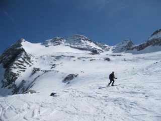 in discesa con il Breithorn sullo sfondo