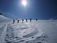 comitiva di parigini sotto la cima