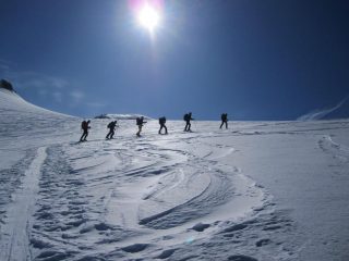 comitiva di parigini sotto la cima