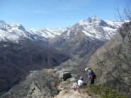 Meritato riposo in cima con vista verso il Monte Lera