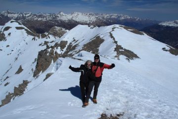 Stelvio e Maria Carla in vetta alla Charniers con la Chalanche Ronde e cresta seguita sullo sfondo (31-3-2012)