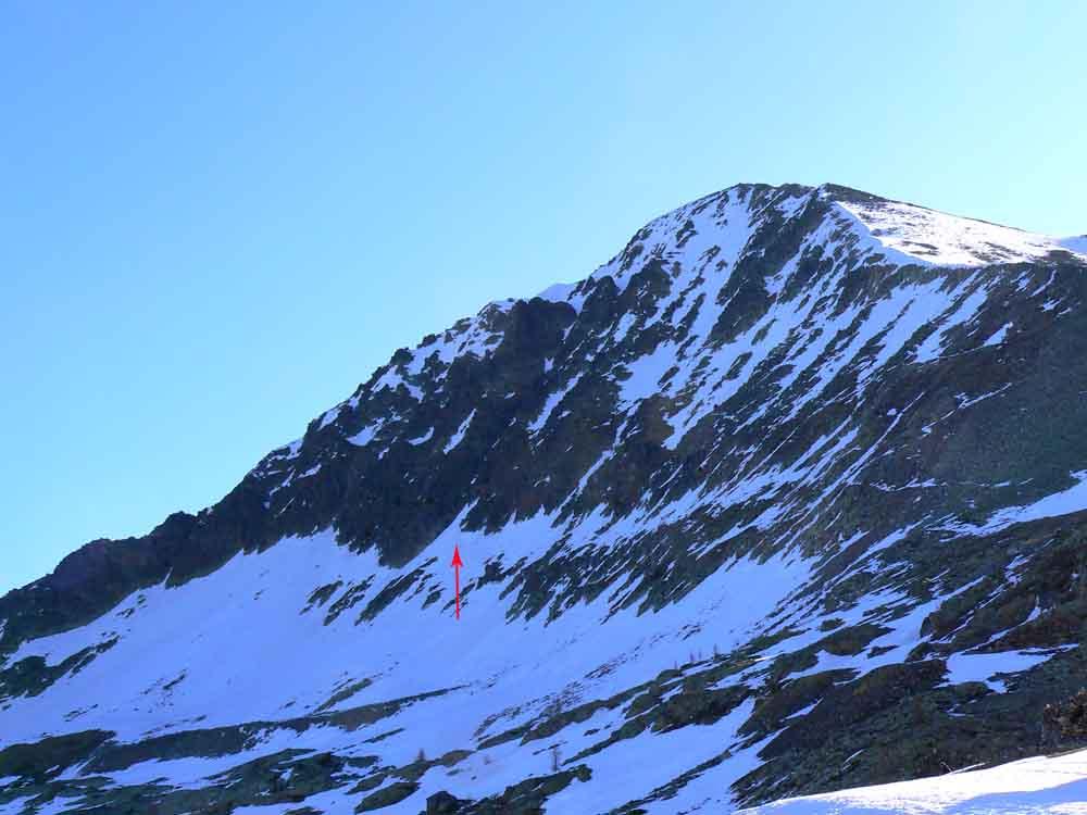 Il versante nord, la freccia indica l'attacco del canale