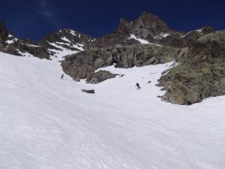 la discesa continua sugli splendidi pendii che scendono al rifugio
