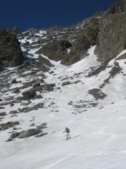 Ottima parte inferiore. Si nota in alto il pendio da raccordare in discesa, sotto le rocce