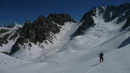 Discesa per il versante est di Repiatetta, sullo sfondo Rocca Brancia e Oserot