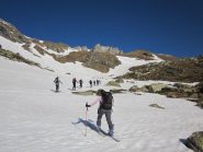 sotto il Lago delle Monache; a dx il percorso di salita, a sx quello di discesa