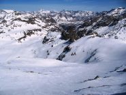 il canale di salita visto dalla cresta. Si vede anche il percorso nello spendito pianorosottostante la vetta
