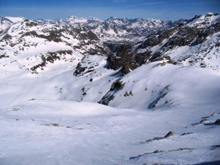 il canale di salita visto dalla cresta. Si vede anche il percorso nello spendito pianorosottostante la vetta