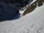 a metà del ripido canalone